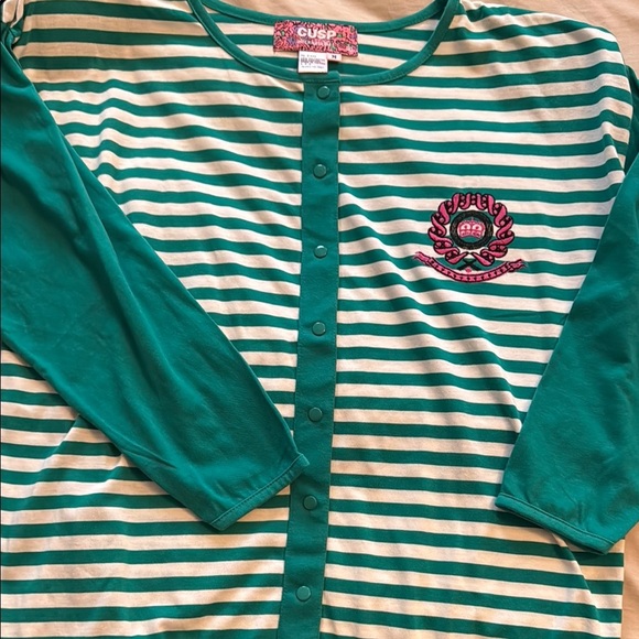 3/25 promo! Vintage 90s cusp international crest pullover - Picture 1 of 7